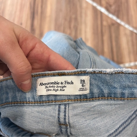 Abercrombie & Fitch Ultra High Rise Ankle Straight Jeans - Picture 4 of 6